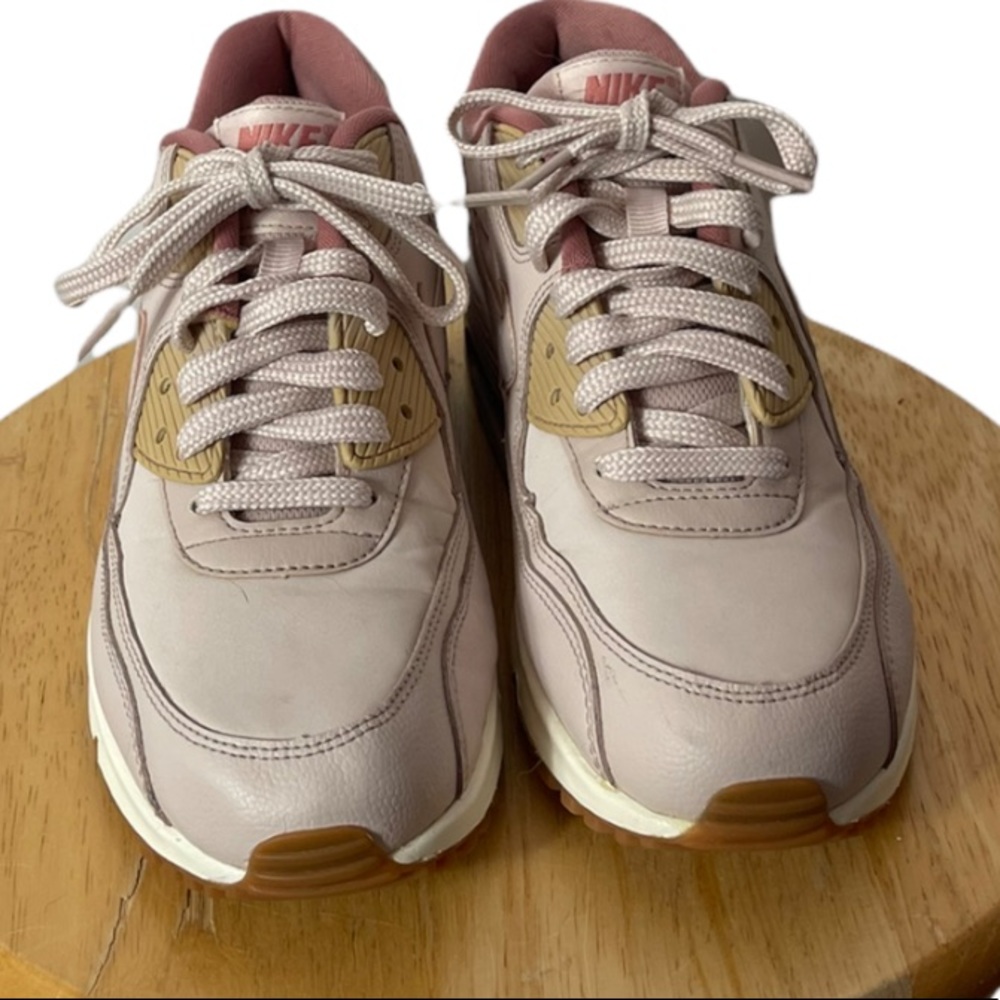 🔴SOLD🔴Nike Air Max 90 Pink and Beige Sneakers Size 7.5 - Picture 3 of 10
